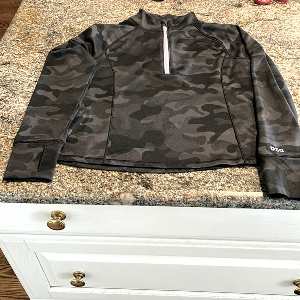 DSG girls active wear camo 1/4 zip top great condition